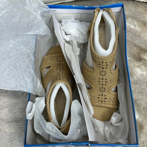 Easy Street | Thelma Wedge Sandal in Beige Linen | Size 6 - Picture 13 of 15